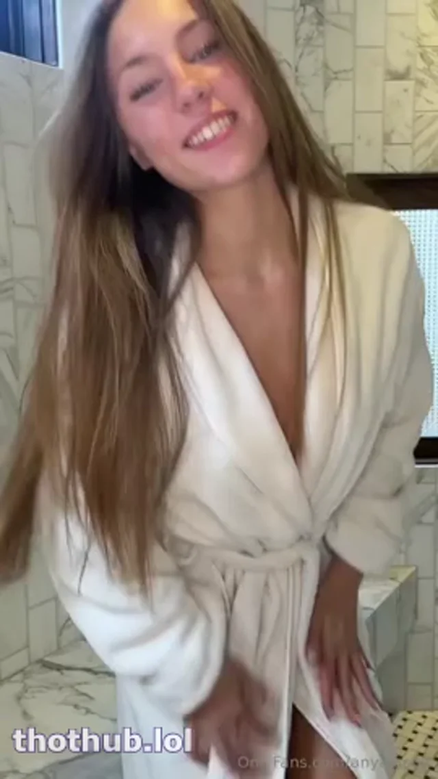 Ana Lacey fucks dildo