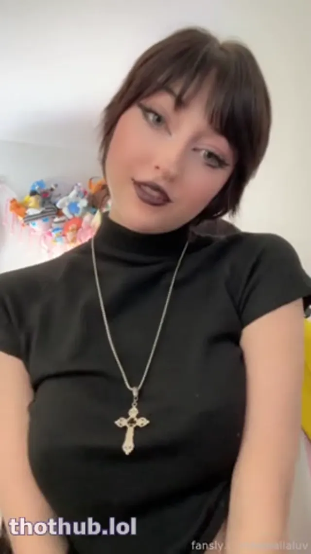 Kenalialuv goth slut, one toy, and two holes