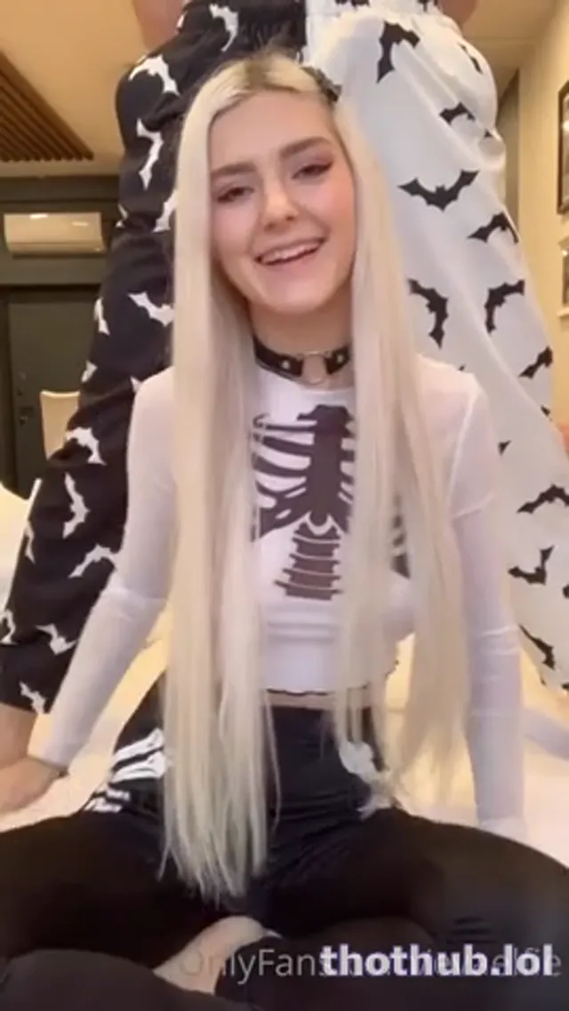 Eva elfie – halloween sex