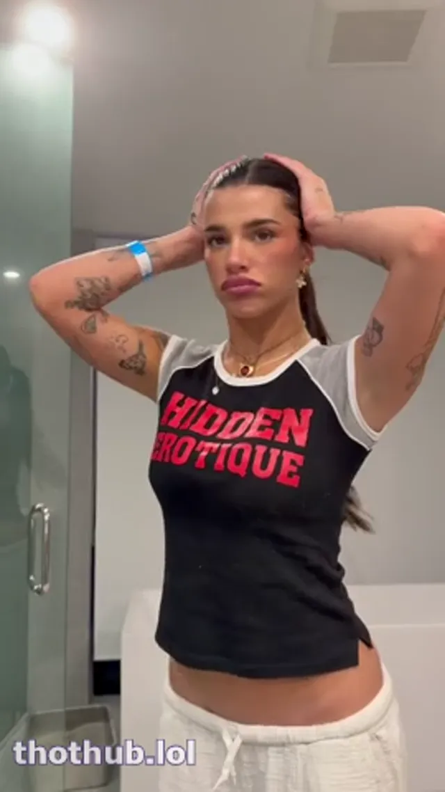 Arikytsya bathroom pussy pounding