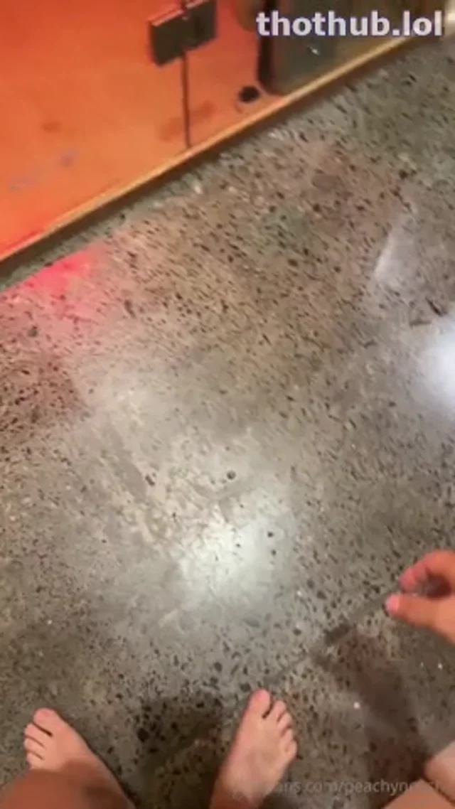 Peachyneeshx sauna blowjob