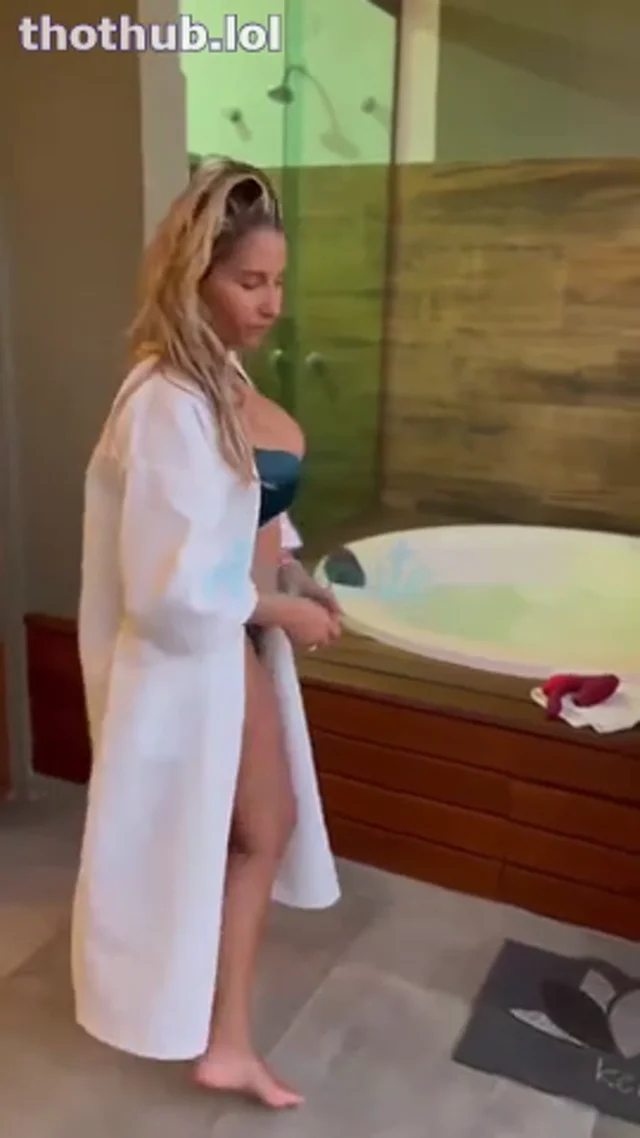 Daniela Ruiz pajeandose