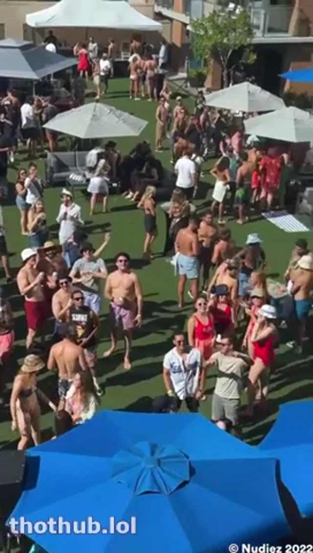 Vikingbarbie skips party for sex