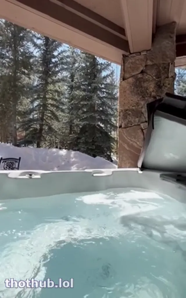 Emily Rinaudo – Outdoor Pool Sextape