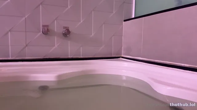 Aloira Praiana Come eat me in the Tub