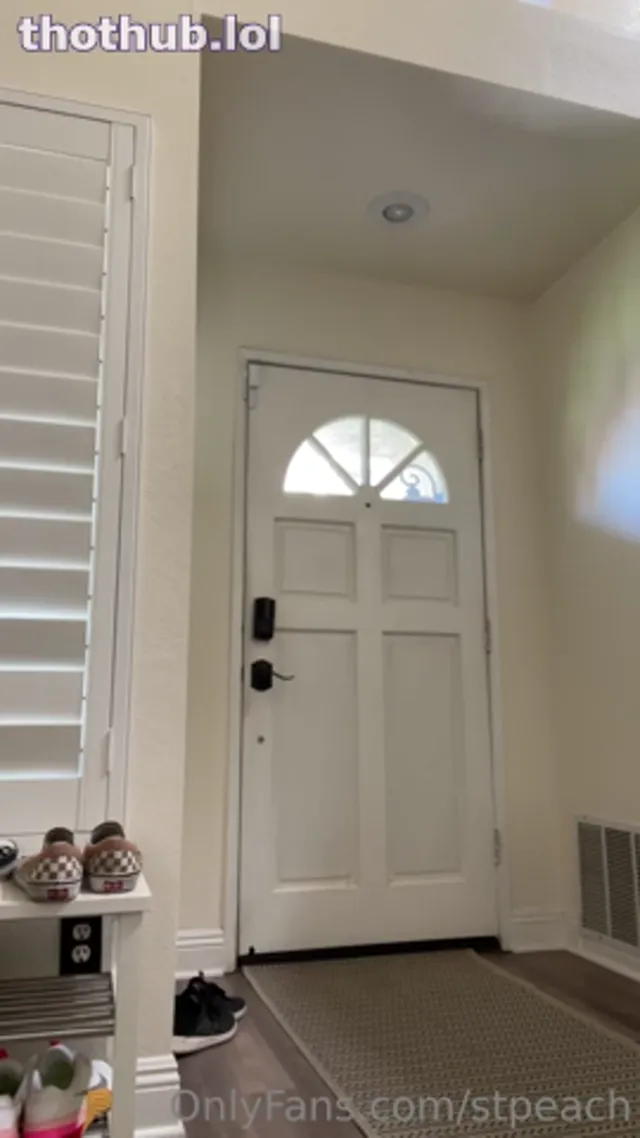 STPeach Cameltoe butthole delivery girl