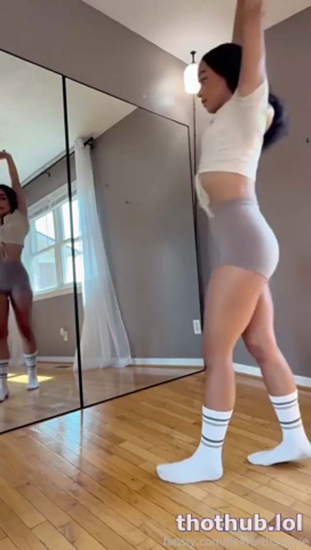 Flexiwithsophie masturbates during her yoga