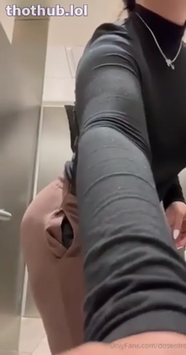 Doseofrose public toilet ass ppv onlyfans