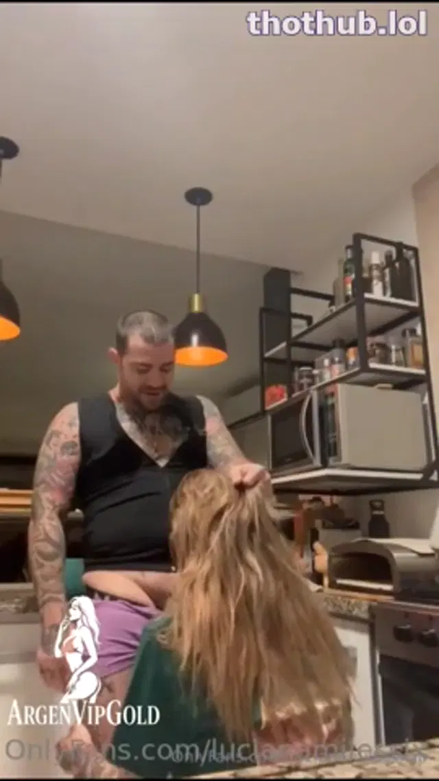 [ Luciana Milessi dando matraca en la cocina ]