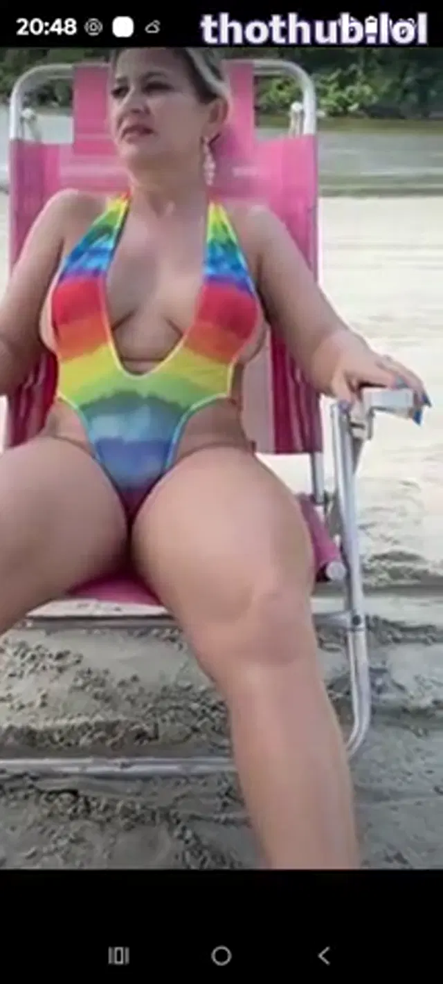 Loira Praiana – maiô transparente na praia