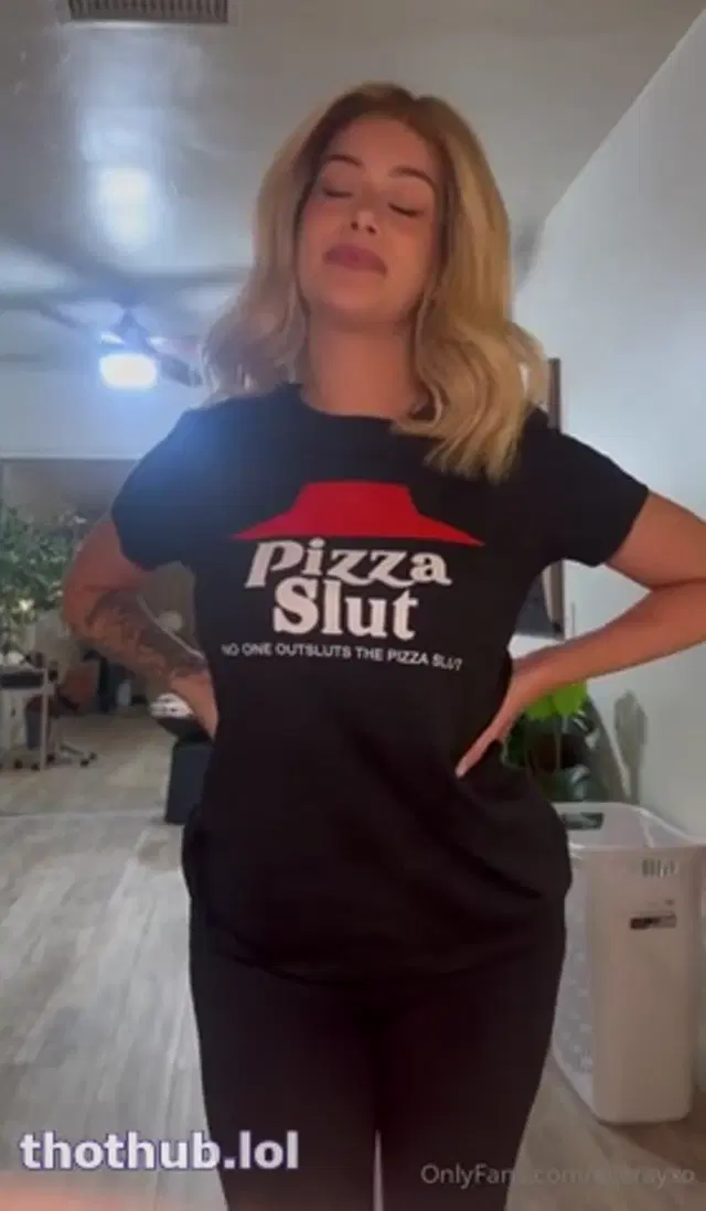 @Ellerayxo Pizza Delivery Girl earns tip