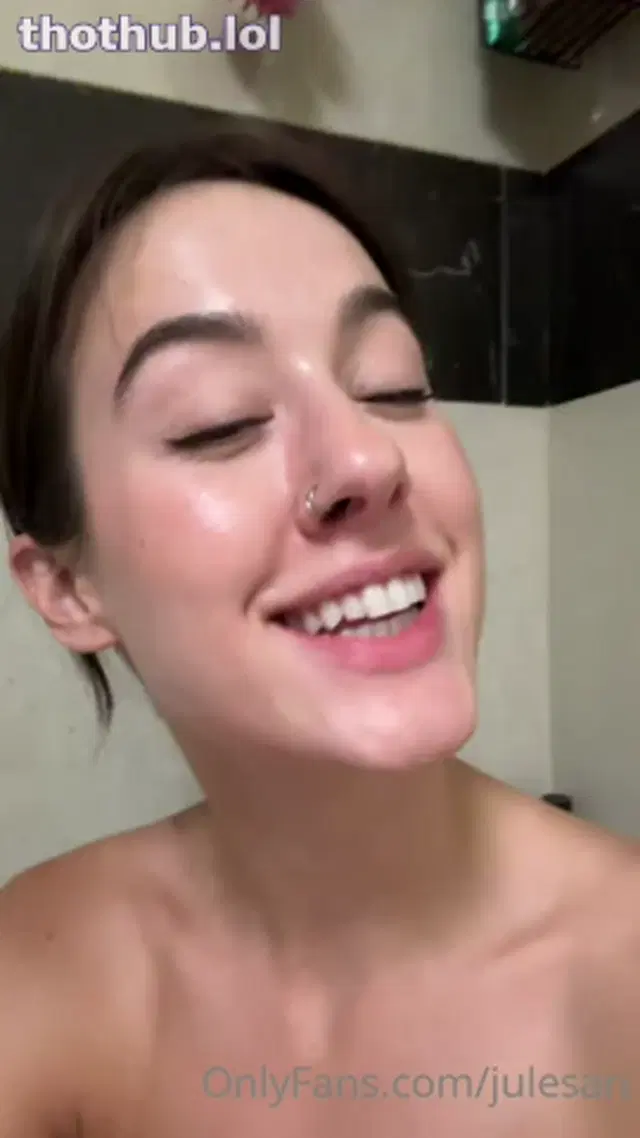 Jules Ari bathtub finger fucking