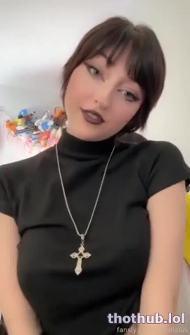Kenalialuv from Japan to her gaming chair
