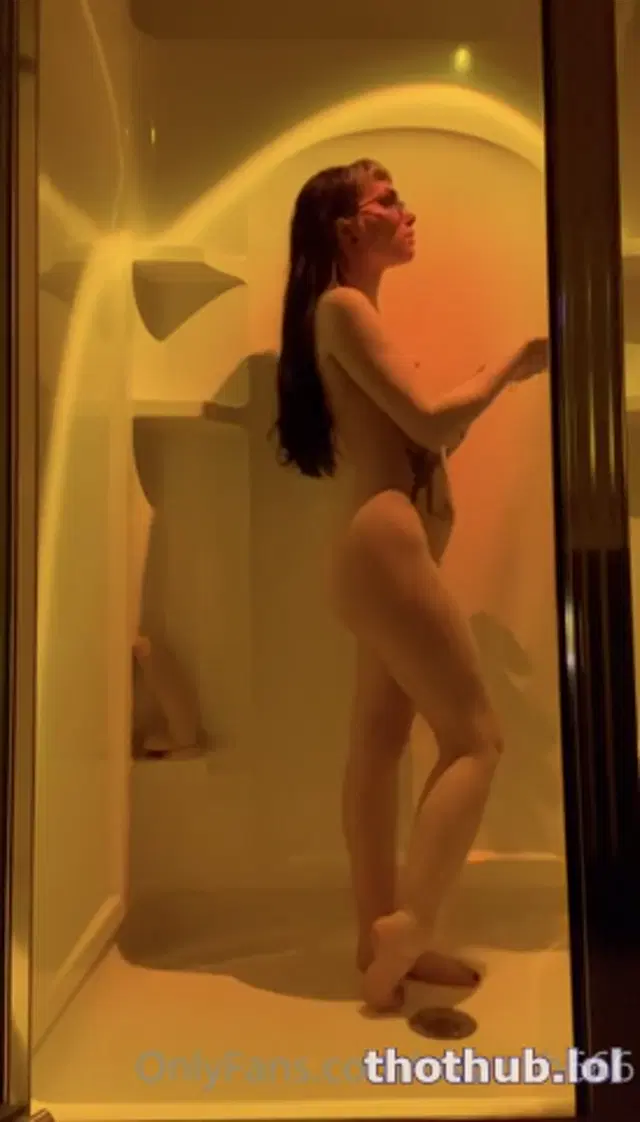 Naomi shower solo