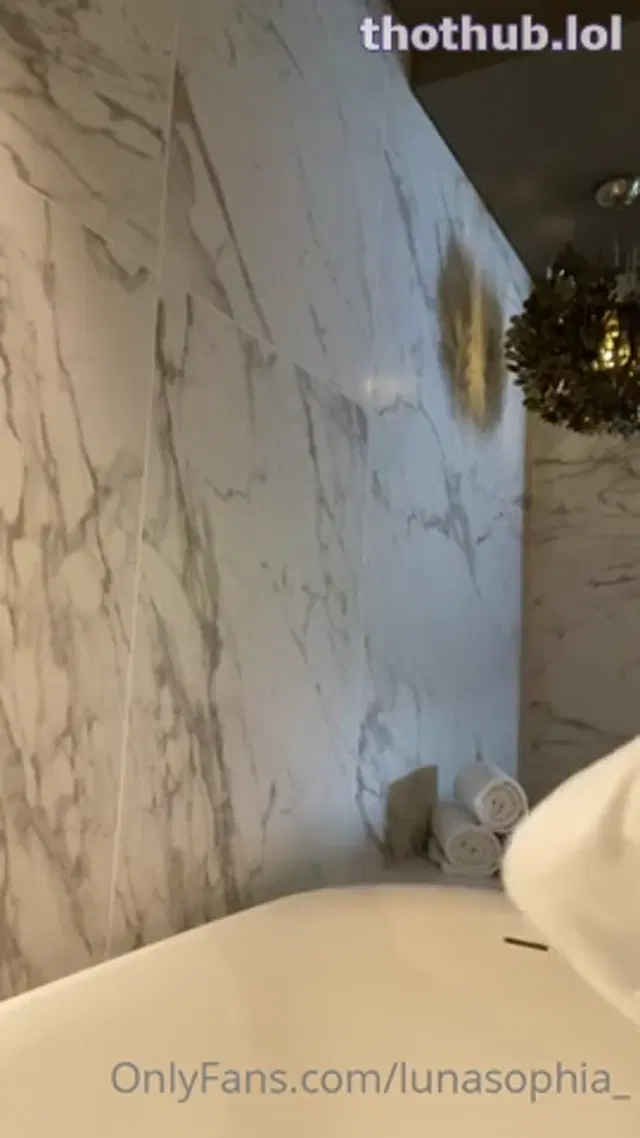 Lunasophia masterbates in bathtub