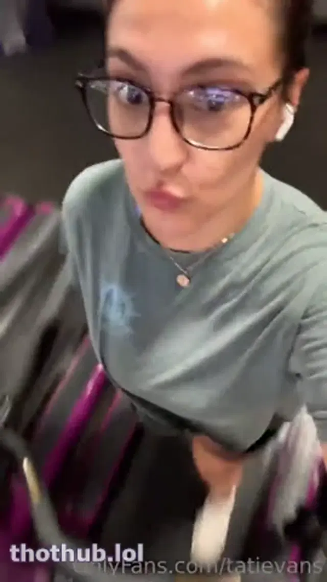 Tati evans gets off at the gym