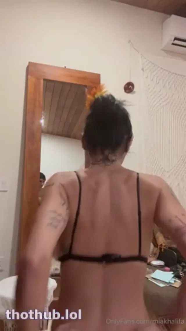Mia Khalifa shaving her armpits