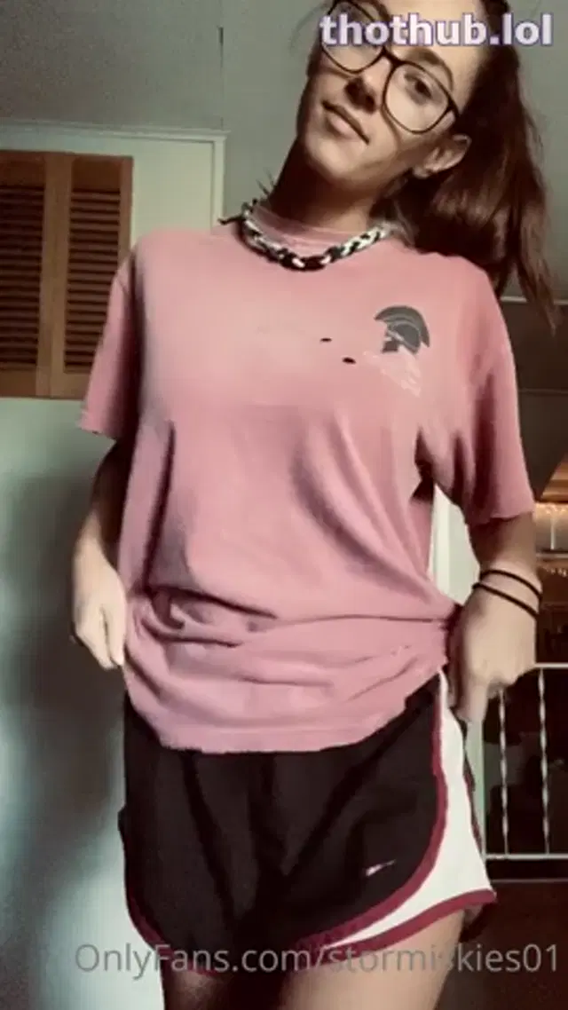 Stormiskies strips and plays with tits and pussy