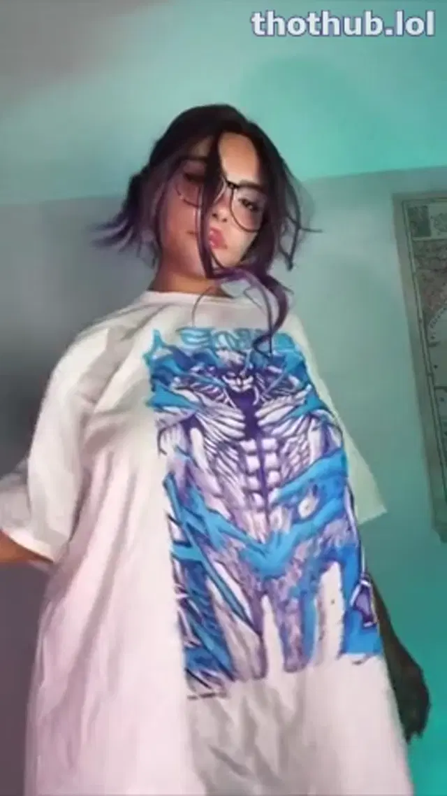 Vipnerdyb milks her two holes with a toy