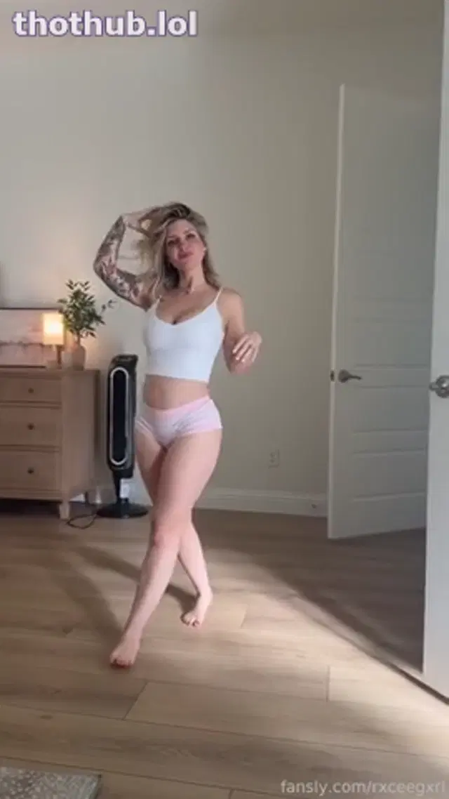 Rachel Jade  Sucks BF’s BWC And Takes Cum On Tits