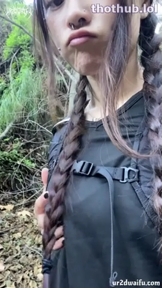 Ur2dwaifu – Hiking and Peeing