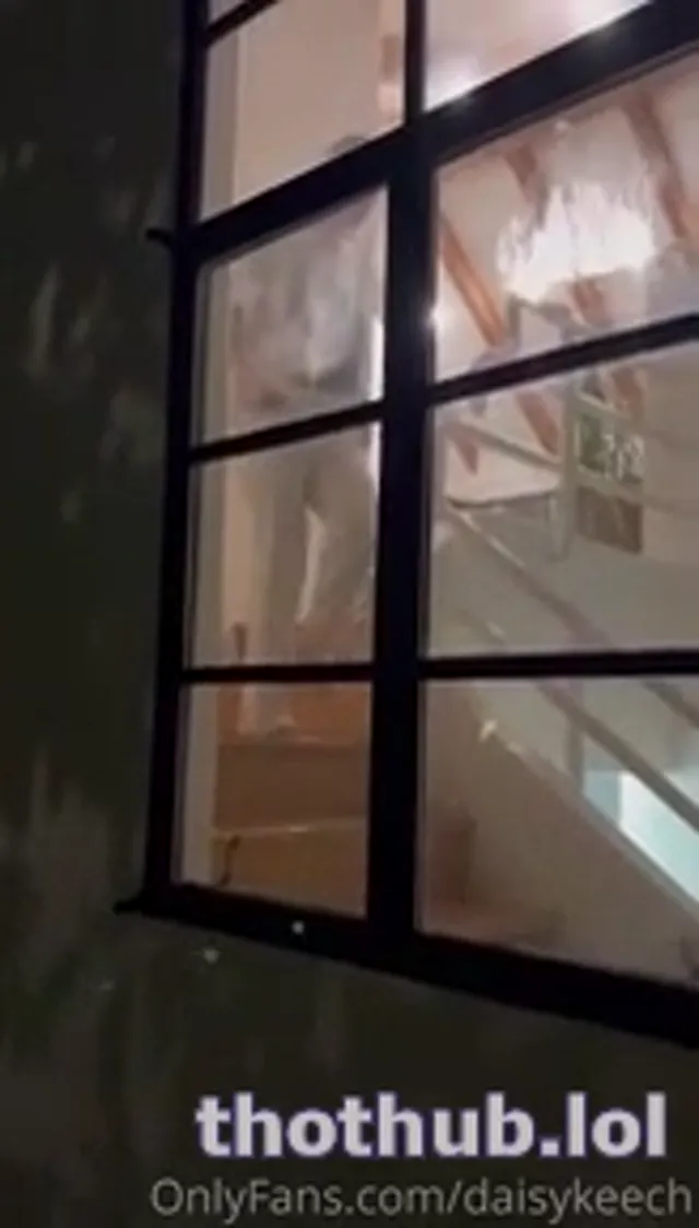 DAİSY KEECH NUDE SHOWER