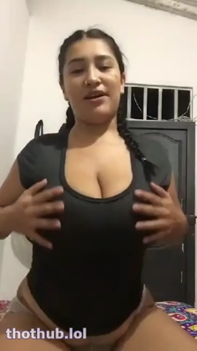 Latina ensenando todo