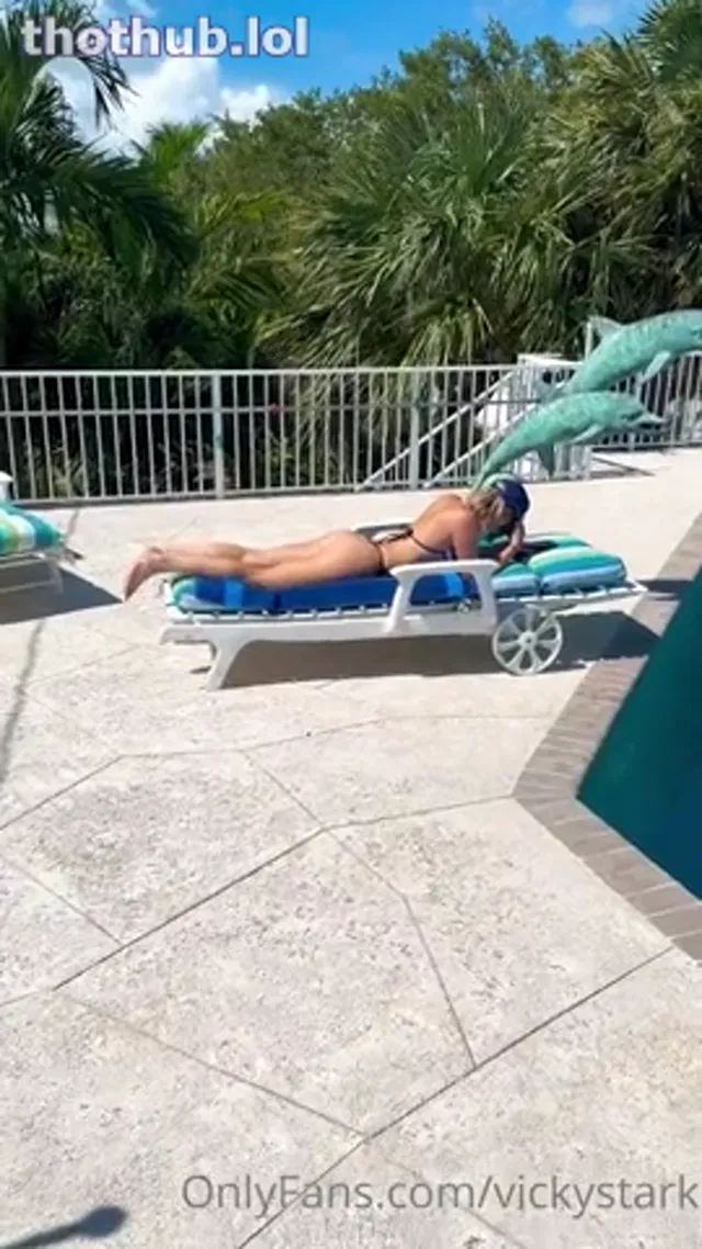 Vicky Stark pussy play