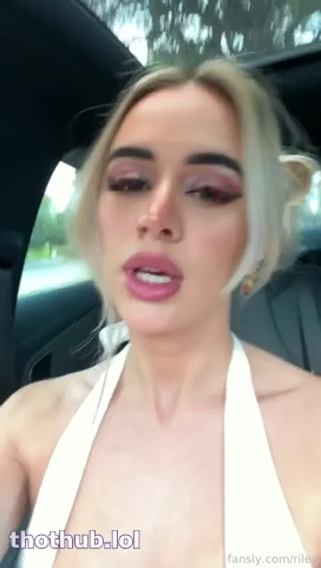 Riley Car Pussy Play