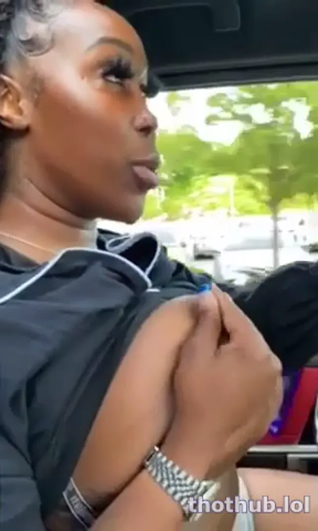 Zmeenaorr in public