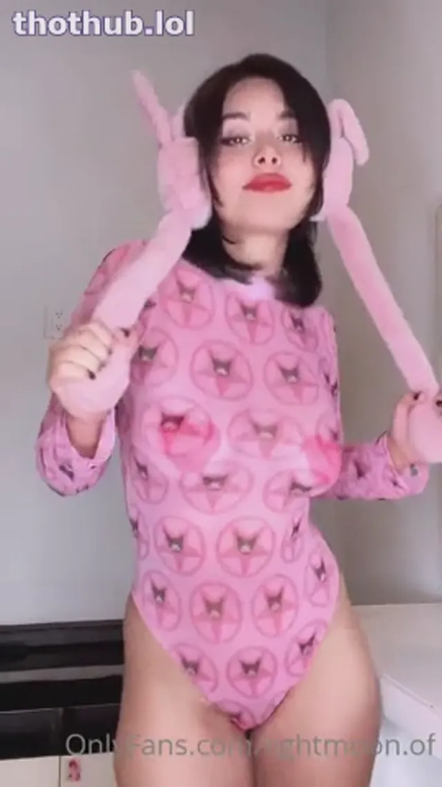Xlightmoonx Is The Perfect Blend of Cute & Sexy
