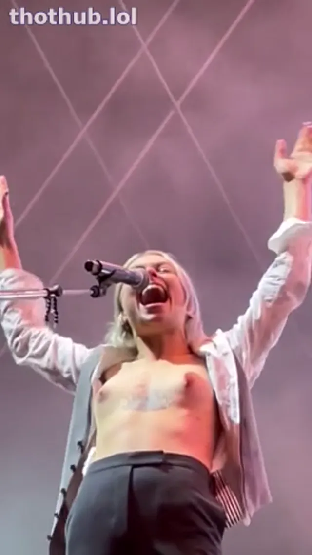 Phoebe Bridgers_Topless Live