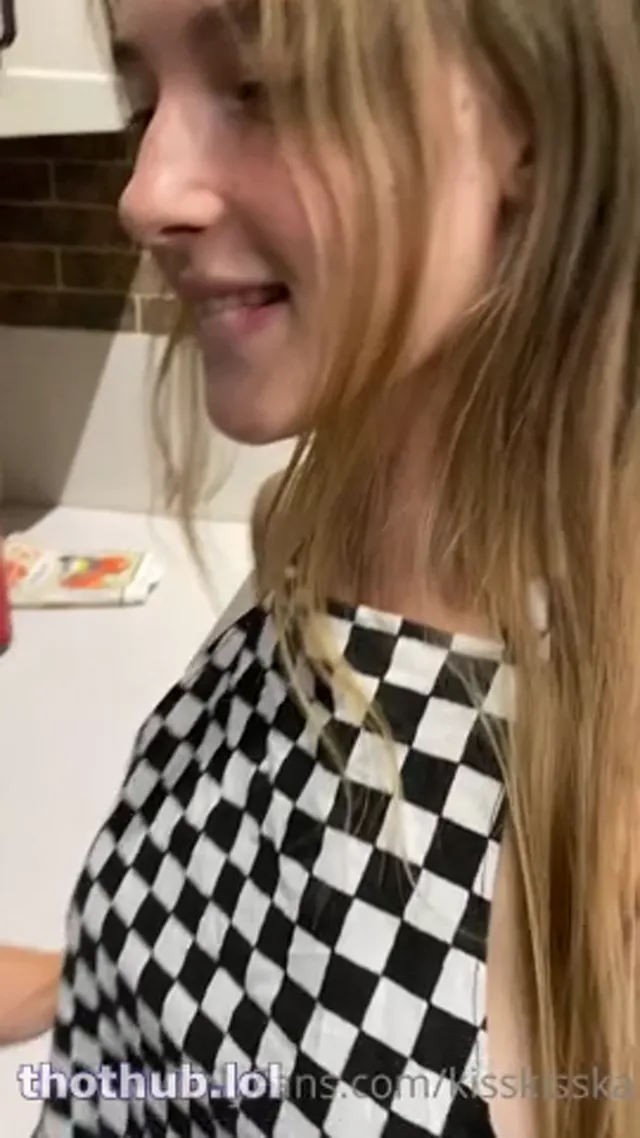 Kiss kiss Ka in the kitchen