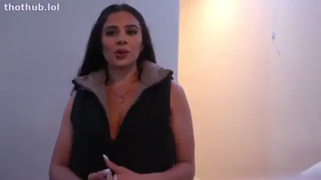Hawaiiangirlsofia shows tits