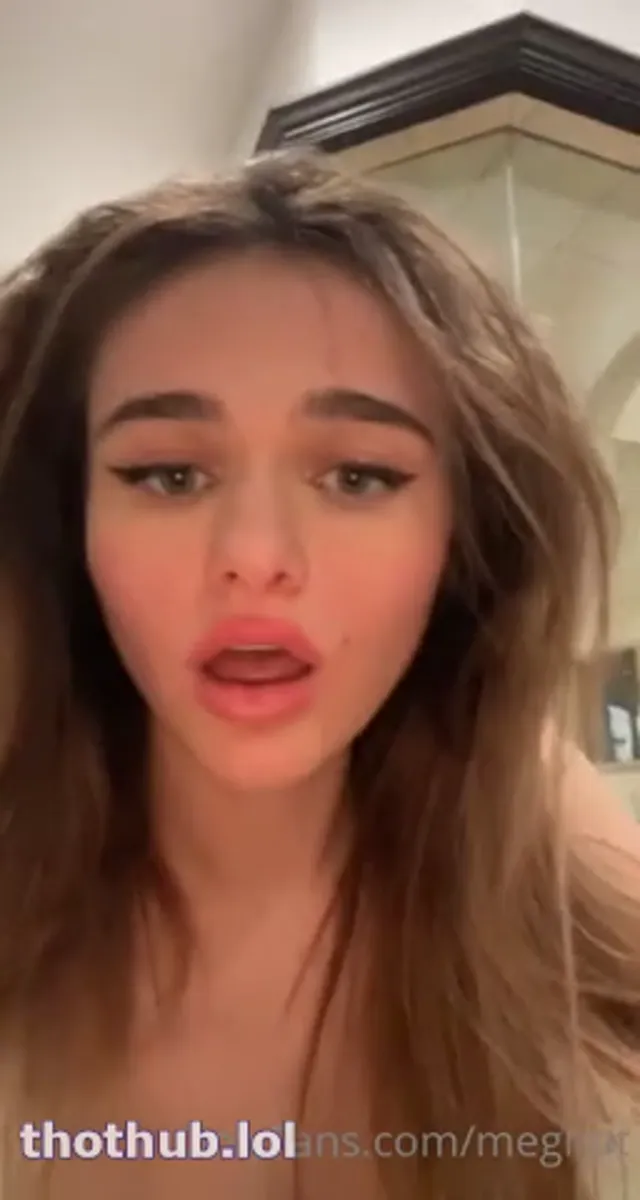 Megnutt topless bathroom twerk