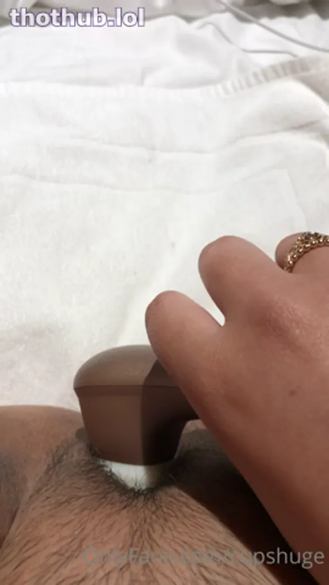 Hugekcups vibing her pussy