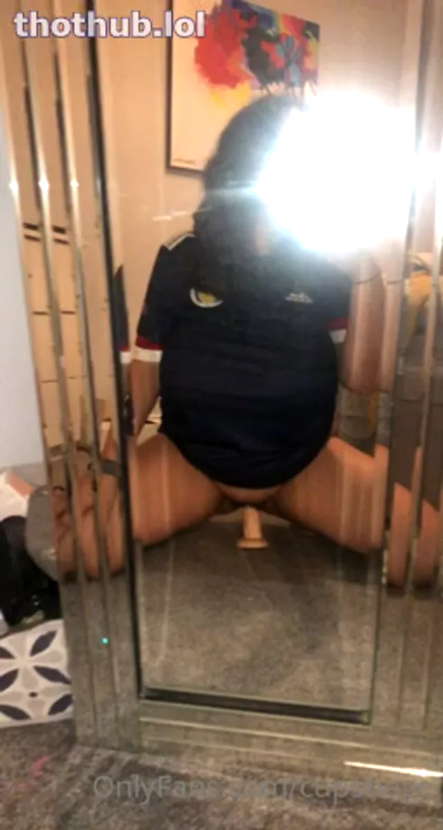 Hugekcups riding her dildo
