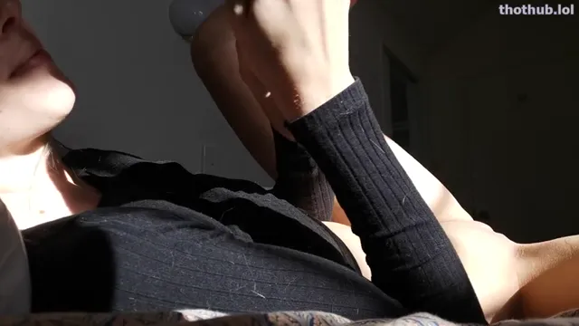 Alicenz black top masturbating
