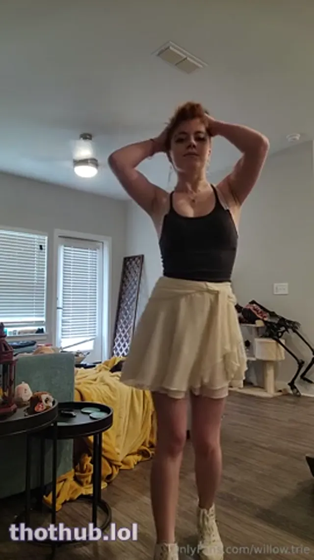 Willow.Trie – Hips Don’t Lie Strip Tease