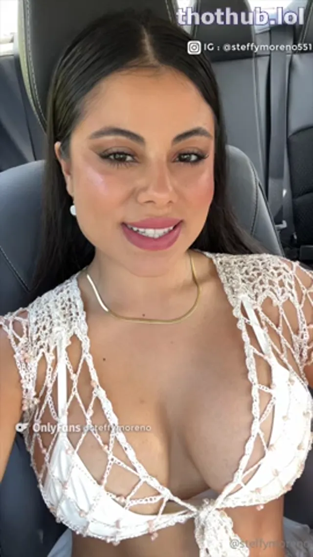 Steffymoreno has fun in the car