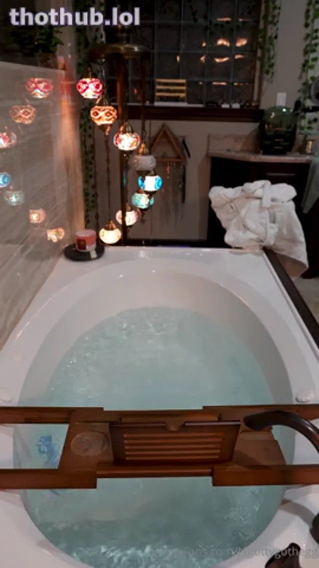 B.T.G.E OF – Sexy Bathtime