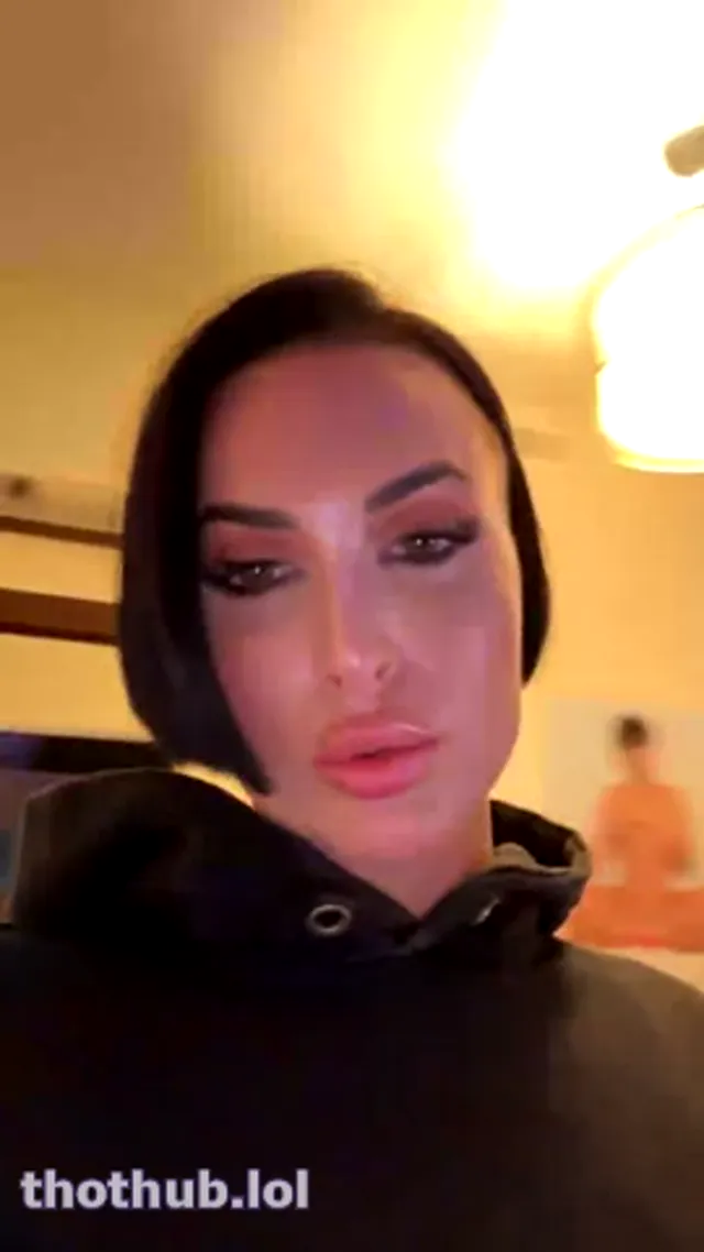 Zahra Elise nude live show