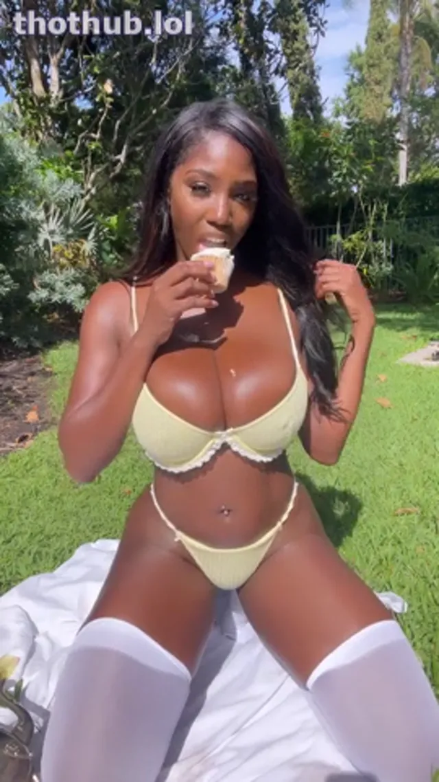 Ellietheempress eat my cupcakes