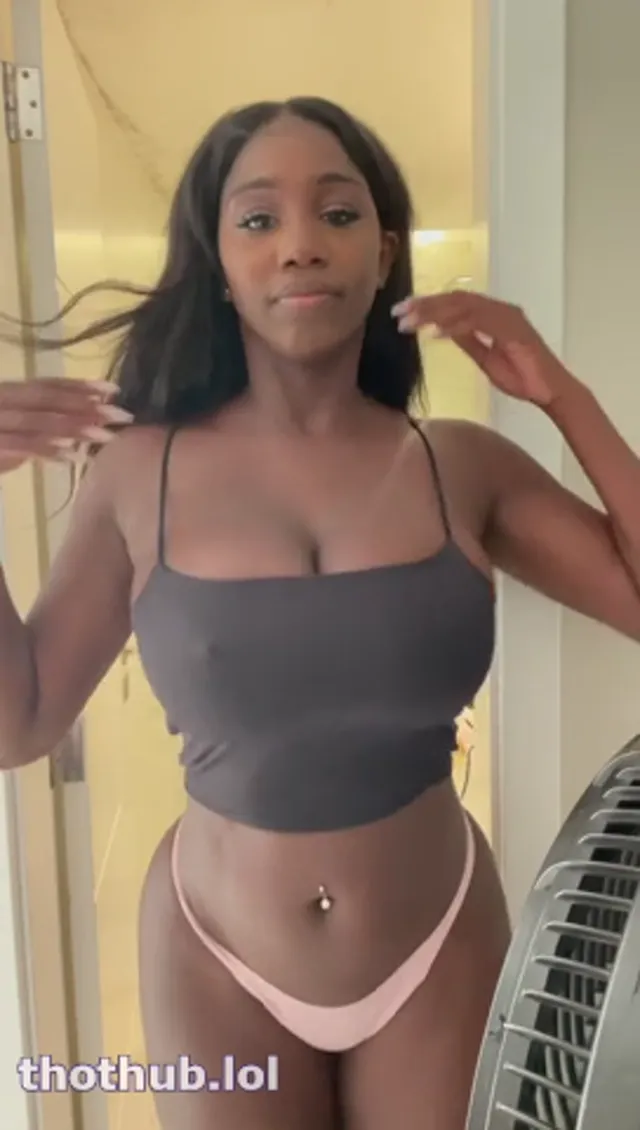 Ellietheempress bouncing and twerking special video