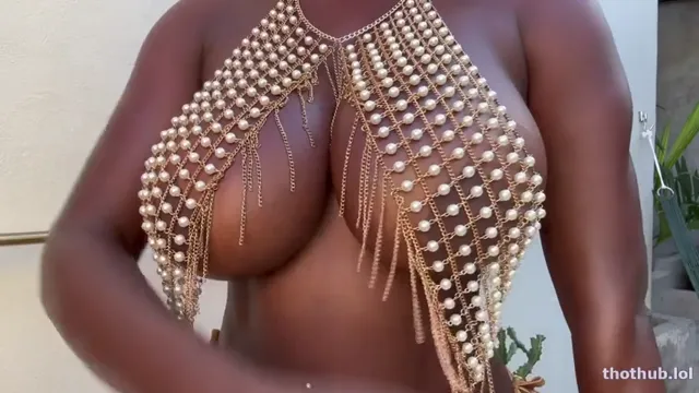 Ellietheempress I show my juicy tits only for you