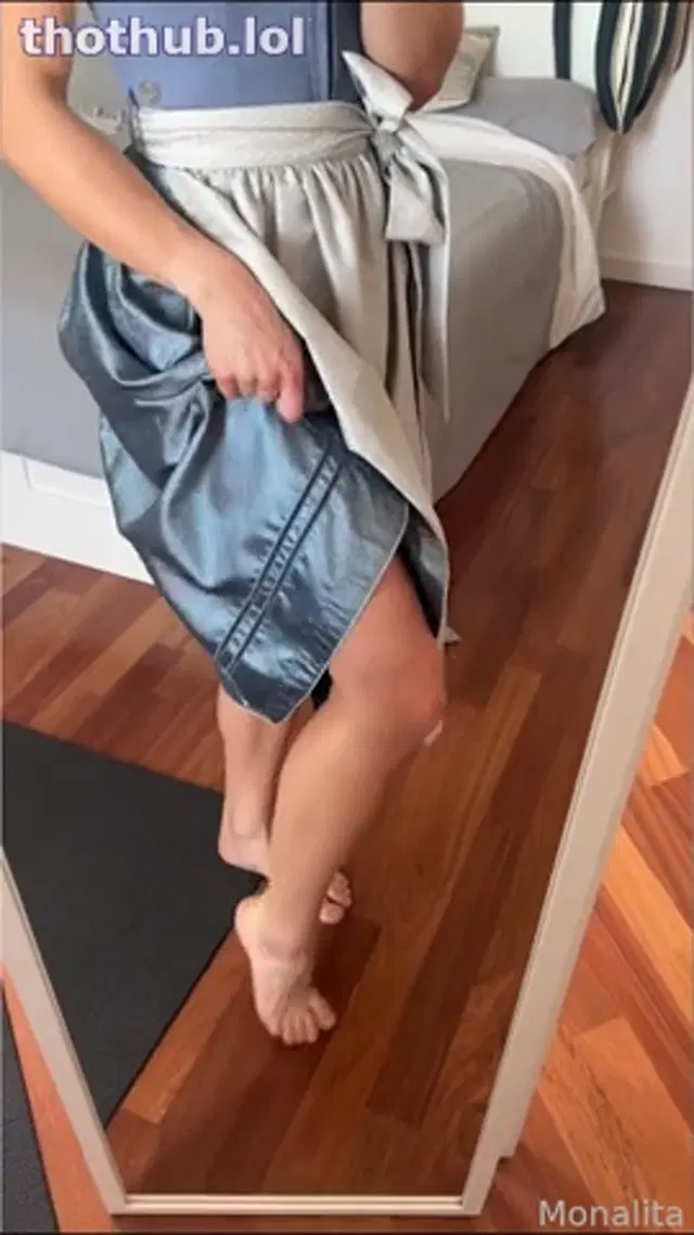 Monalita Oktober striptease