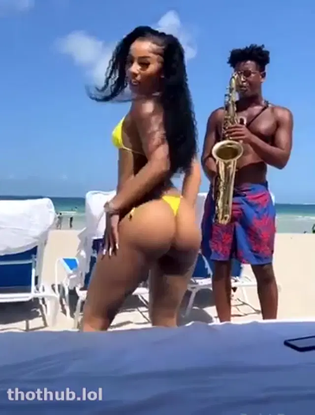 Rubi Rose dancing and twerking