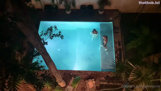 Violet and Johnny Sins Pool Sex Round(2)