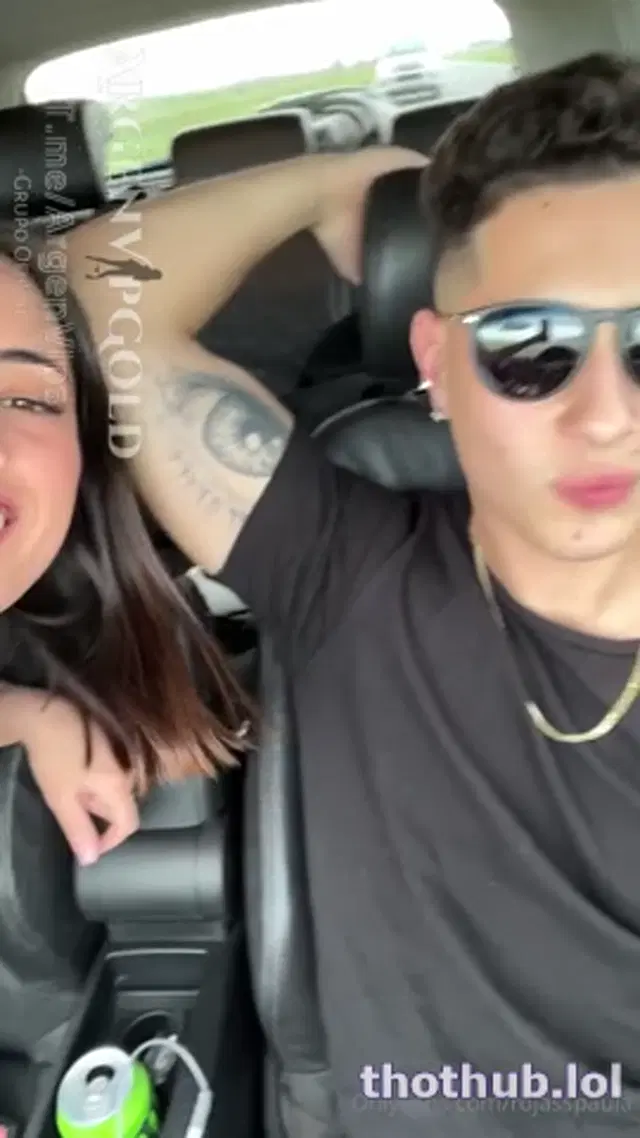 ♥ Pau Rojas  sacando leche en el auto