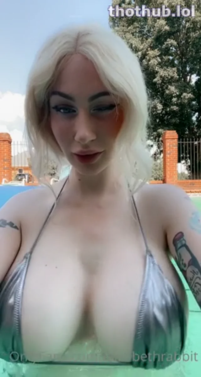 ElizabethRabbit Shaking Boobs In Pool